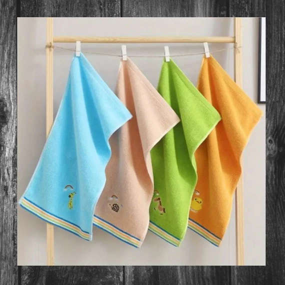 Set de 4 prosoape mici brodate cu personaje din desene animate 25 x 50 cm AU285359