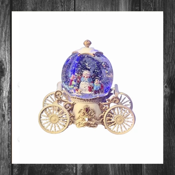 Glob de zăpadă cu motiv sanie și iluminare LED – decorațiune de Crăciun HG-01